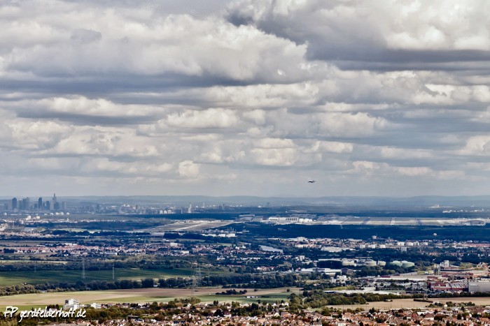 Frankfurt, Skyline, Luftbild, Auenwerbung mit Skybanner, Luftwerbung