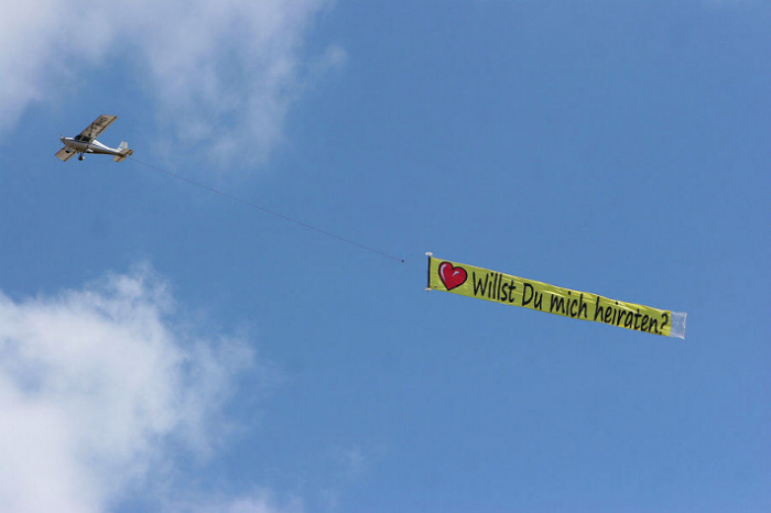 Mietbanner mit Flugzeug fr Heiratsantrag in Kln