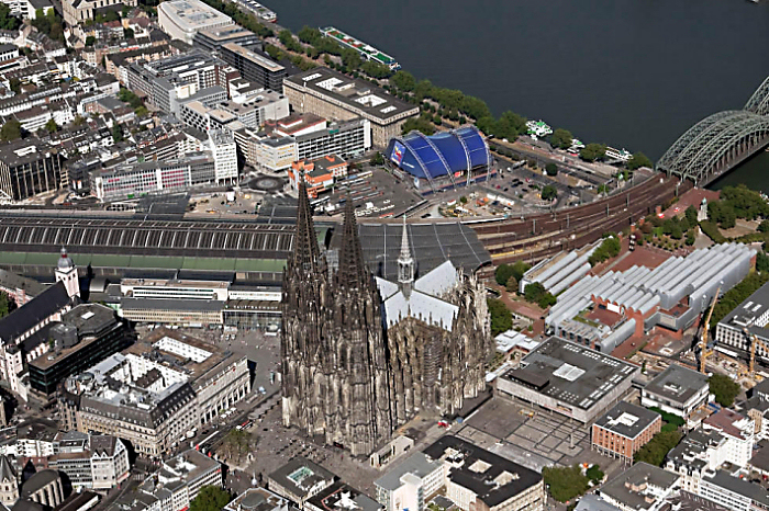 Kln-Bonn, Klner Dom, Luftbild, Plakatwerbung mit Skybanner, Luftwerbung<